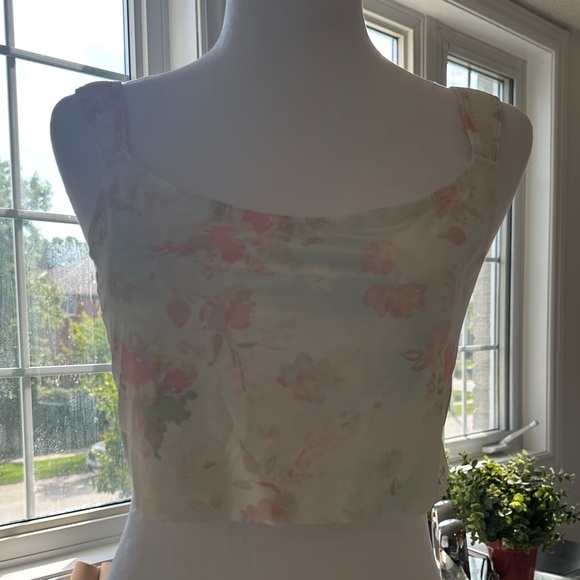NWOT- Vince Camuto Pastel Floral Top - like silk 1X - Picture 1 of 6